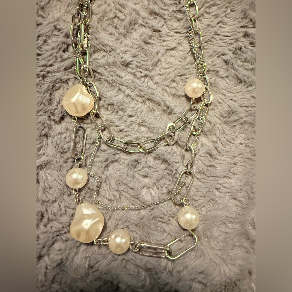 NWT! Paparazzi Silver Jewelry Set with White Pearls - Picture 3 of 6